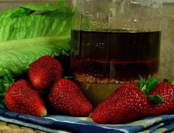 strawberry-salad-dressing-in-jar