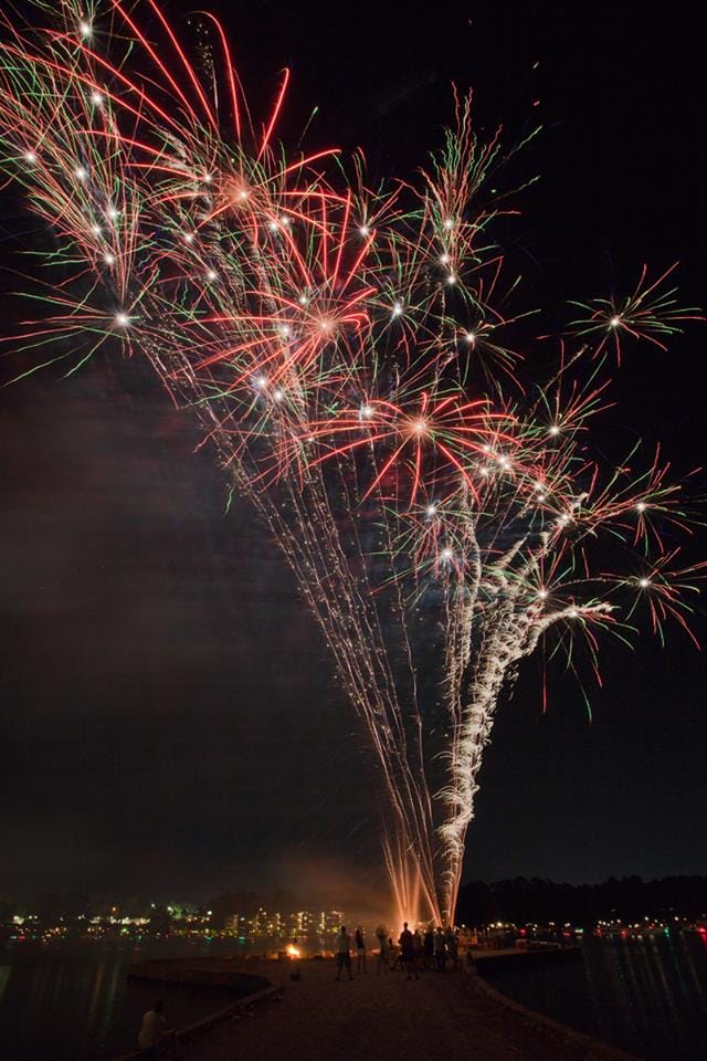 Fireworks Lake Hamilton - photo by Grav Weldon