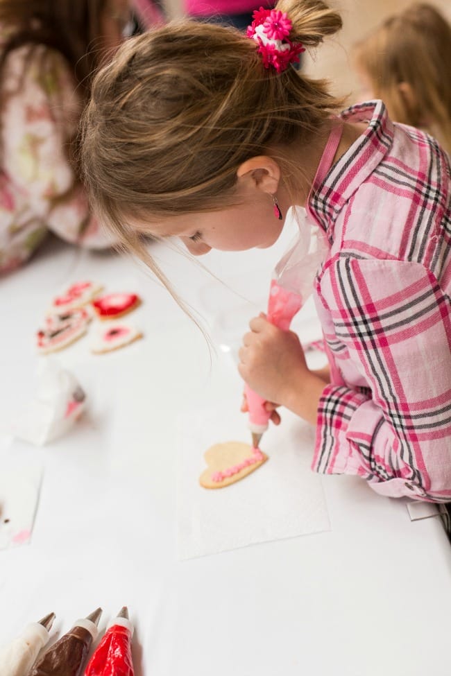Le Chocolat decorating cookies