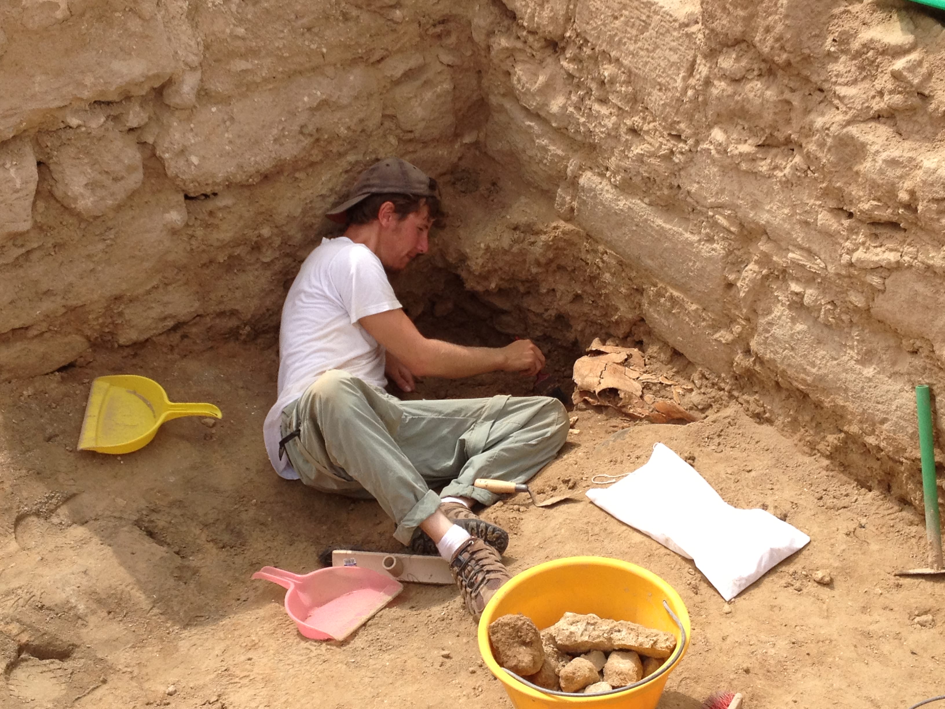 Археологи проводят раскопки. Археолог. Профессия археолог. Археология для детей.