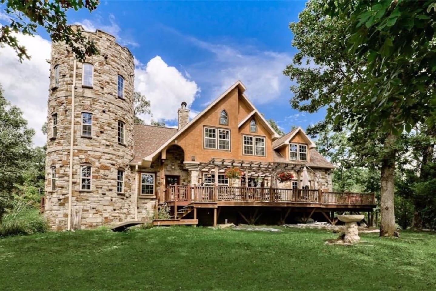 Stonehaven Castle - Coolest Arkansas Airbnbs